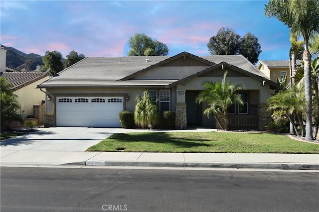 view of front facade featuring a garage and a yard