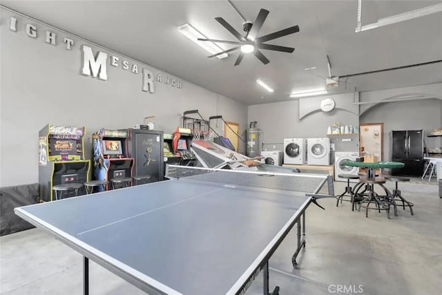 game room featuring washer and dryer, ceiling fan, and strapped water heater