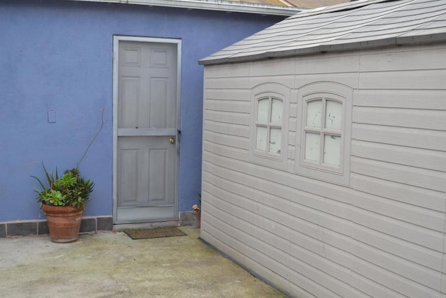 property entrance featuring a patio