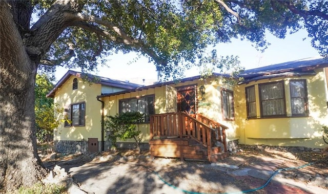 view of front facade featuring stucco siding