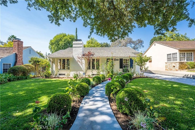 view of front facade featuring a front yard