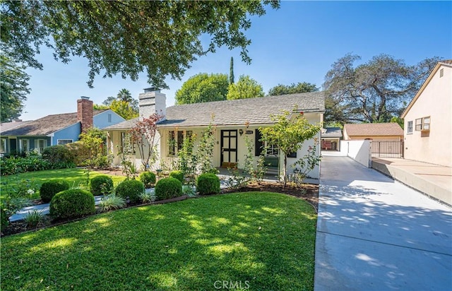 ranch-style home featuring a front lawn