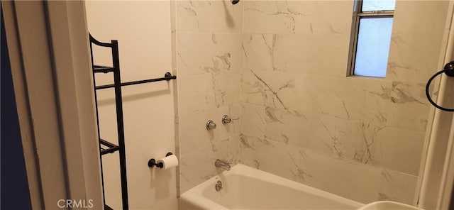 bathroom featuring tiled shower / bath combo