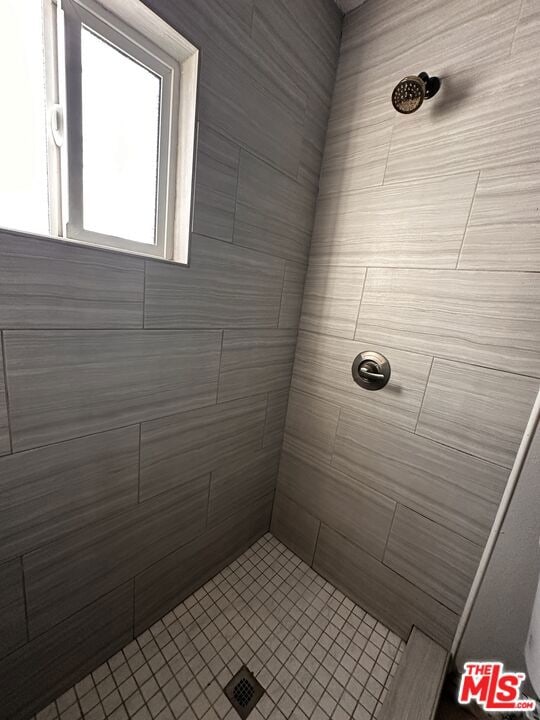 bathroom featuring tiled shower