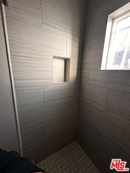 bathroom featuring a tile shower