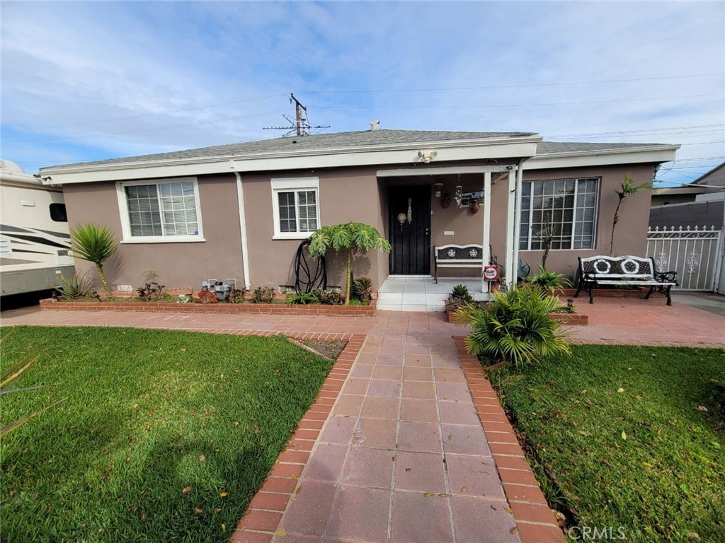 view of front of house with a front lawn