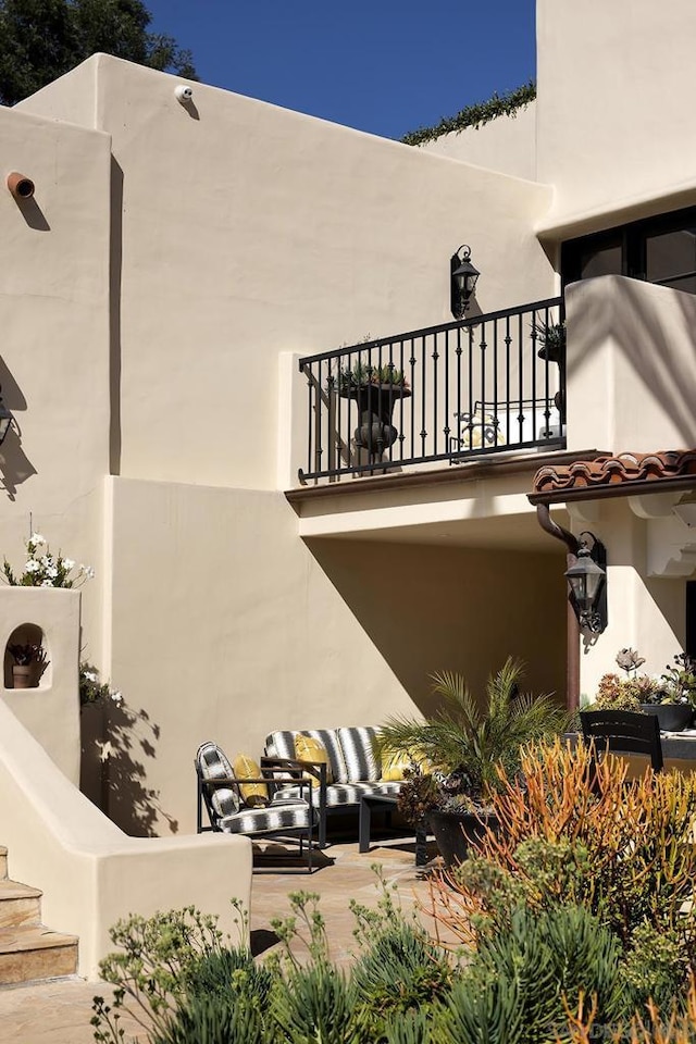 exterior space featuring an outdoor living space and a balcony