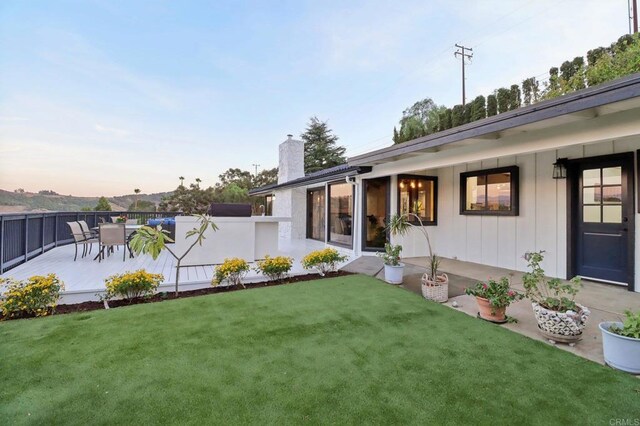 view of yard at dusk