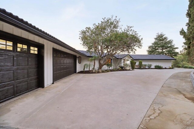 view of front facade featuring a garage