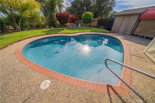 view of pool featuring a yard