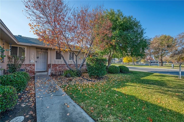 exterior space featuring a front yard