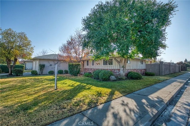 ranch-style home featuring a front yard