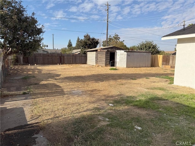 view of yard with a storage unit