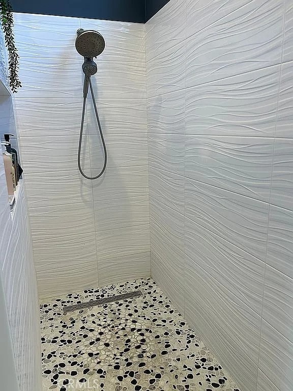 bathroom featuring a tile shower