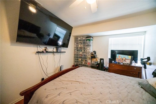 bedroom with ceiling fan