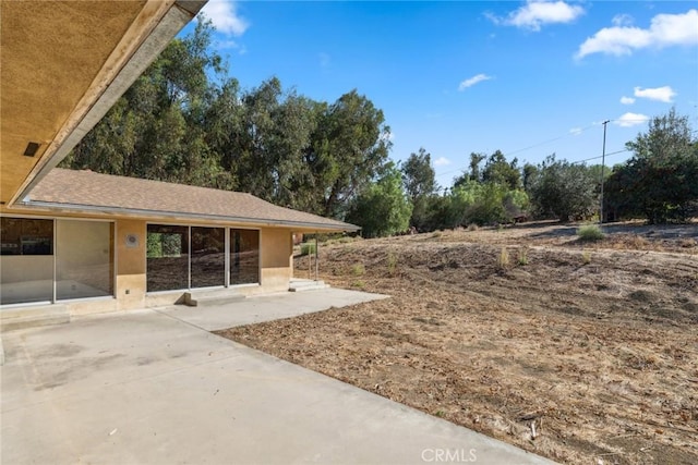 view of yard featuring a patio area