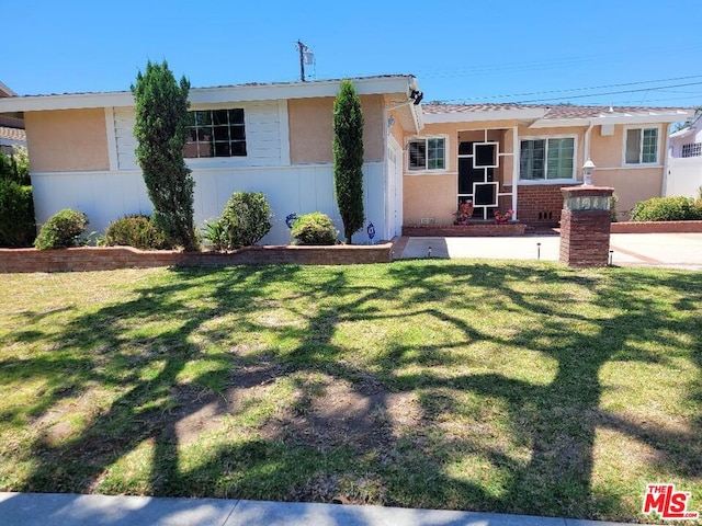 ranch-style house featuring a front lawn