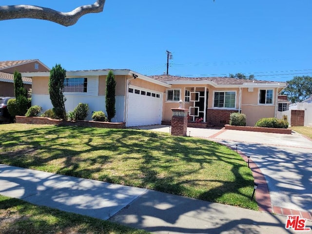 view of front facade featuring a garage and a front lawn