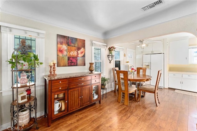 dining area featuring crown molding, light hardwood / wood-style flooring, and ceiling fan