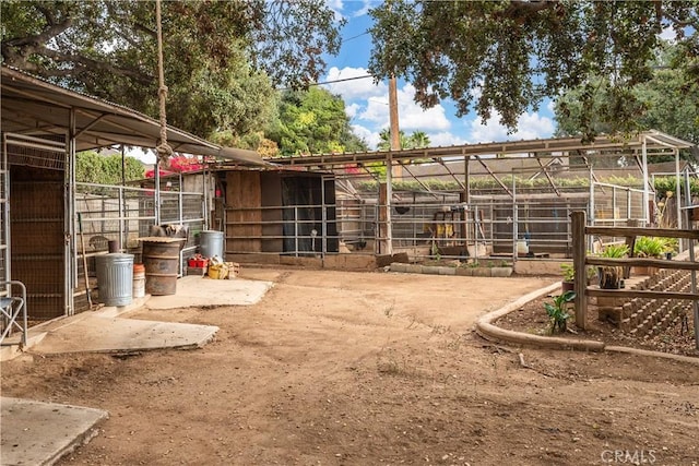 view of yard featuring an outdoor structure