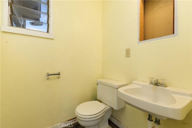 bathroom featuring toilet and sink