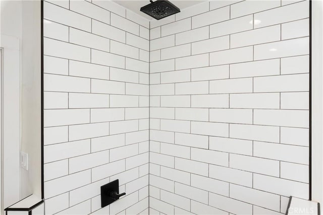 bathroom featuring tiled shower