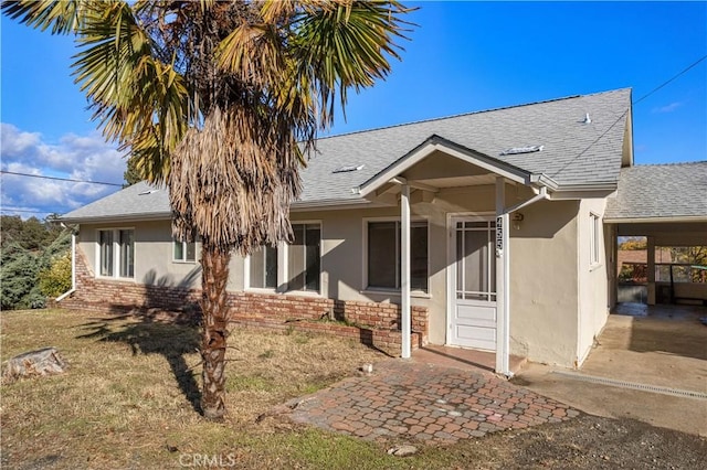 view of front of home with a front lawn and a carport