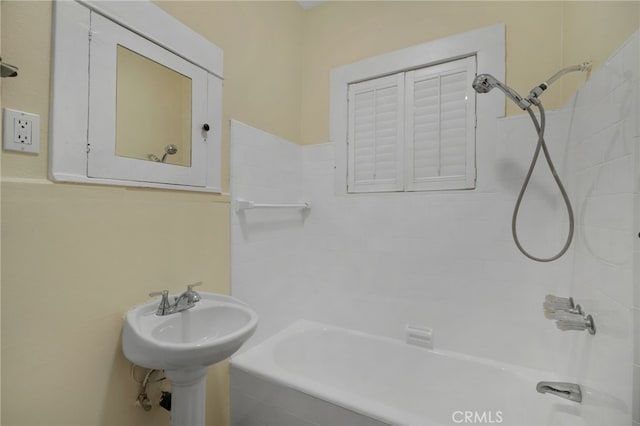 bathroom featuring tiled shower / bath combo