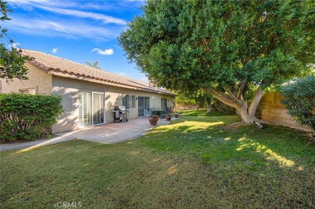 view of yard featuring a patio