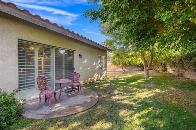 view of yard featuring a patio