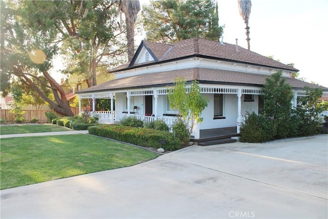 view of front of home featuring a porch and a front lawn