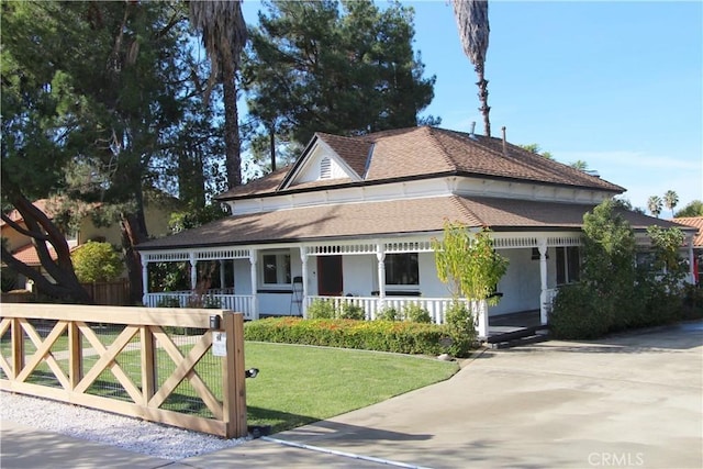 view of front of property featuring covered porch and a front yard