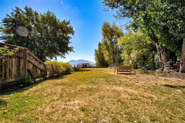 view of yard featuring a mountain view