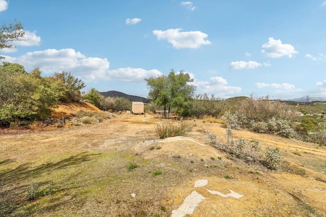 view of yard featuring a mountain view