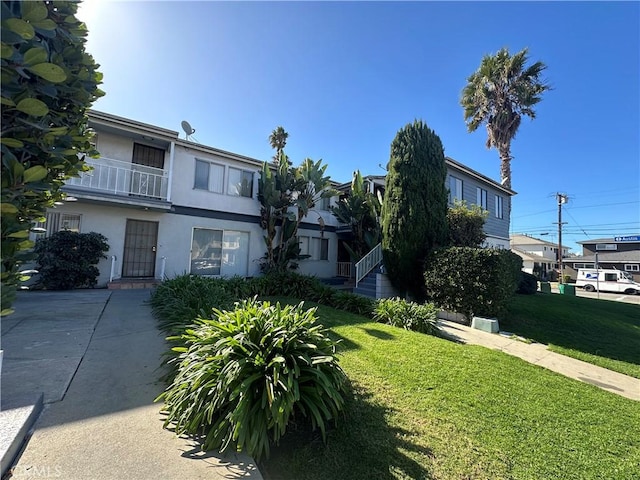 view of front of house with a front yard