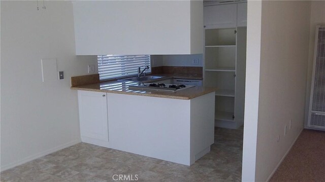 3734 S Marine St, Santa Ana, CA 92704 - kitchen featuring a sink, a heating unit, a peninsula, baseboards, and stovetop