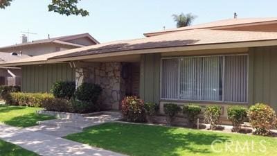 view of front of property featuring a front lawn