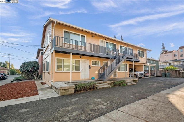 view of front of home featuring a balcony