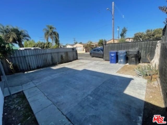 view of yard featuring a patio area