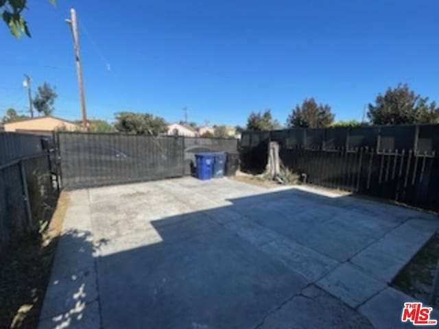 view of yard featuring a patio area