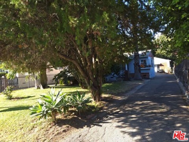 view of front facade with a front lawn