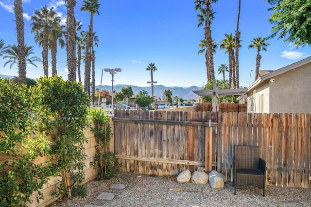 view of yard featuring a mountain view