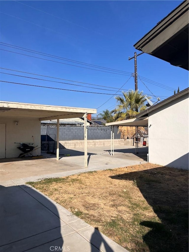 view of yard featuring a patio