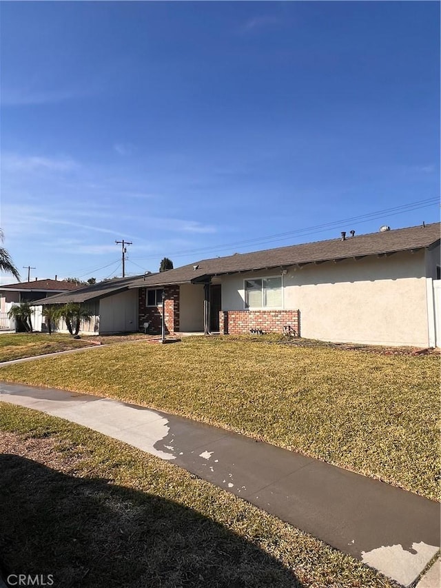 view of front of property featuring a front yard