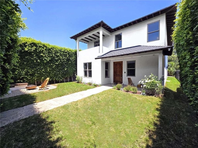 view of front of house featuring a front yard and an outdoor fire pit