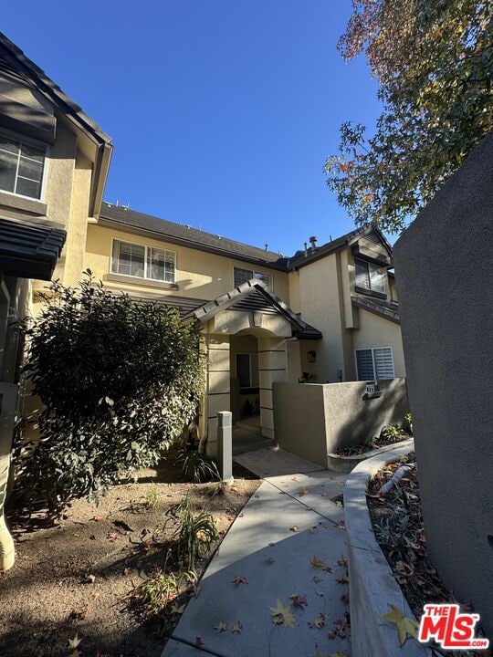 view of front facade featuring a patio