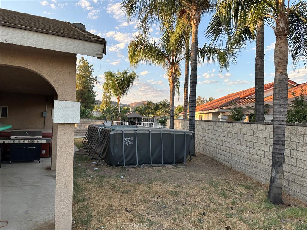 view of yard with a fenced in pool