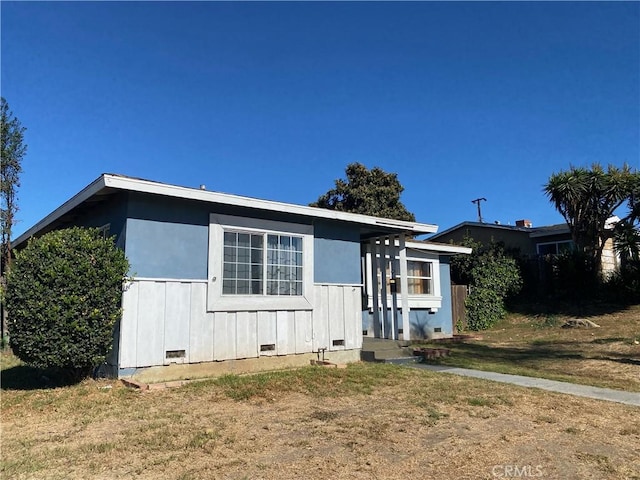 view of front of property with a front yard