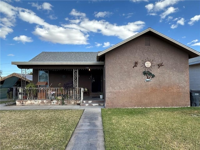 view of front facade with a front lawn and covered porch