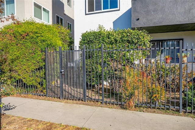 1748 N Kenmore Ave Unit 203, Los Angeles, CA 90027 - view of gate